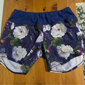 Oiselle long roga 6” shorts in navy/blue floral